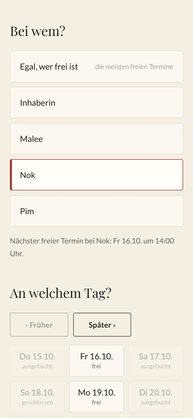 Buchungsschritt „Bei wem?“: Auswahl Egal, wer frei ist, oder eine Masseurin mit Vornamen, darunter der nächste freie Termin bei ihr